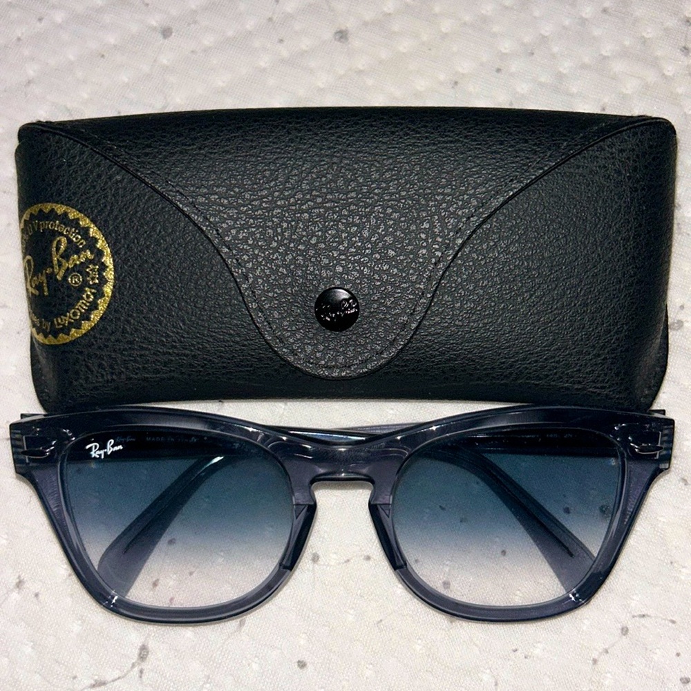 Ray-Ban - Dark Blue - Polished Transperent Gray

BRAND NEW‼️